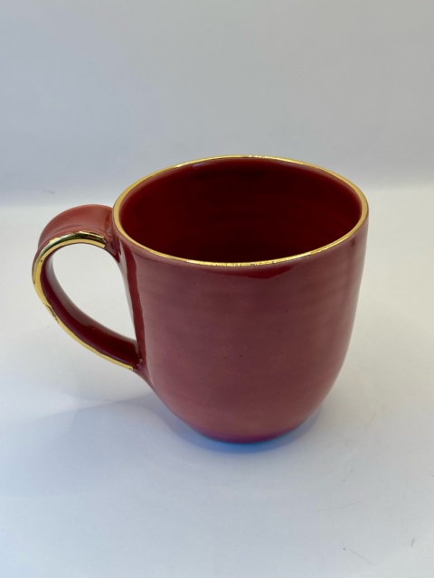 Różowy kubek ceramiczny, złocony na krawędziach ok 350 ml.