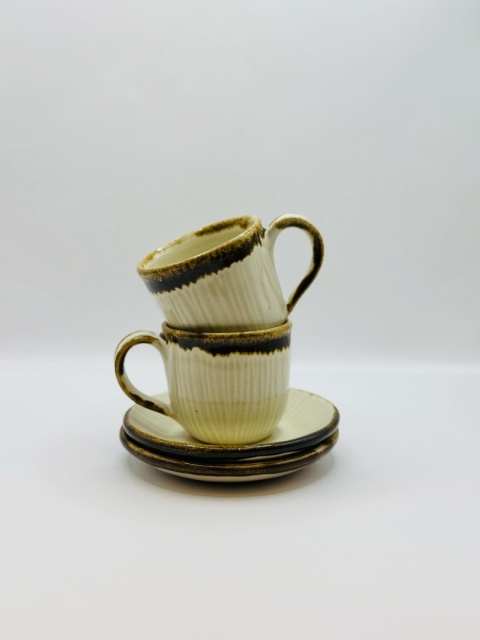 Espresso. Filiżanka ze spodkiem kremowa żłobiona ok 100 ml