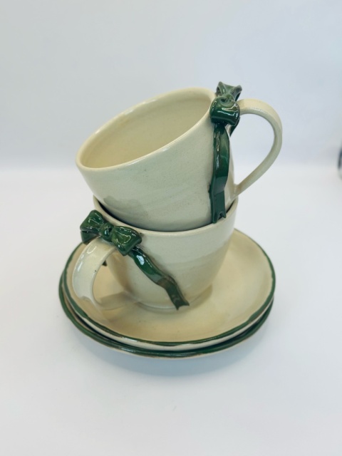 Urocza ceramiczna filiżanka z zielona kokardką ze spodkiem 200 ml.