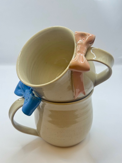 Uroczy, duży kubek ceramiczny z niebieską kokardką ok 400ml